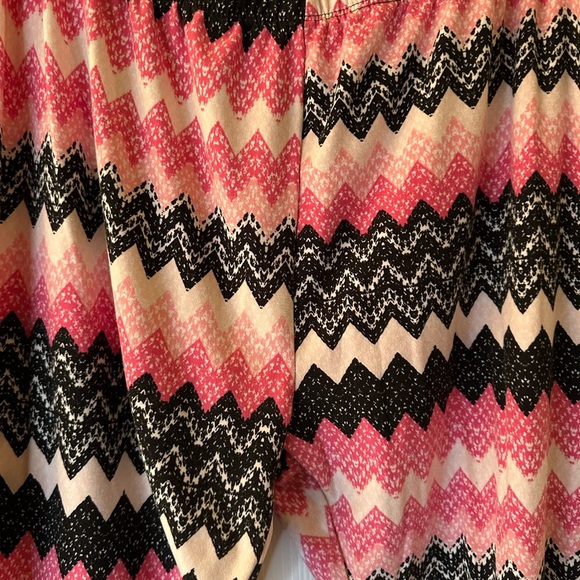 💜3/$15 Pink and Black Zigzag Patterned Pants - Picture 2 of 5
